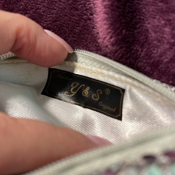 VINTAGE Y & S MINI SILVER MESH CROSSBODY EVENING BAG WITH SILVER SATIN LINING - Picture 6 of 10